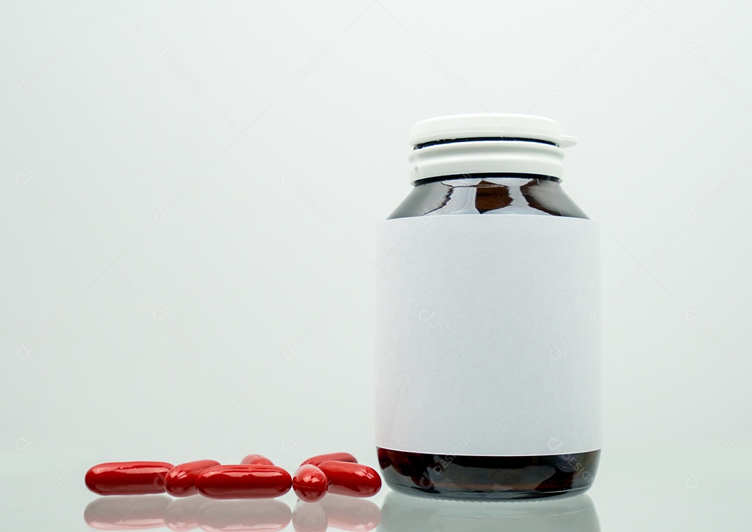 Comprimidos vermelhos da cápsula das multivitaminas para a mulher gravida