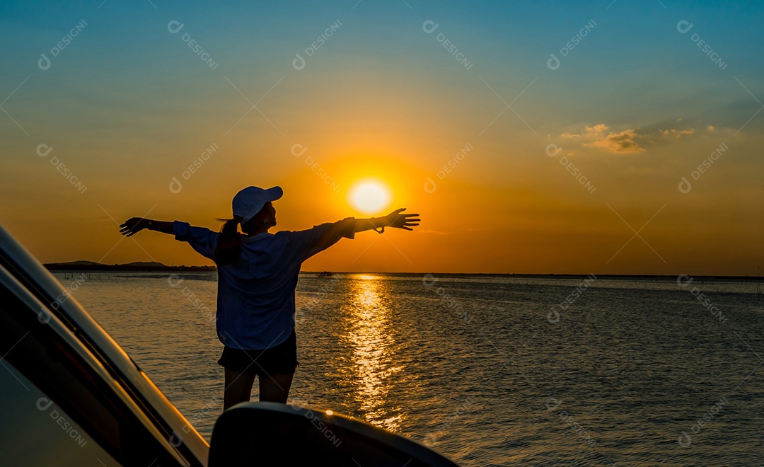 Silhueta de uma bela jovem feliz usa um boné relaxando