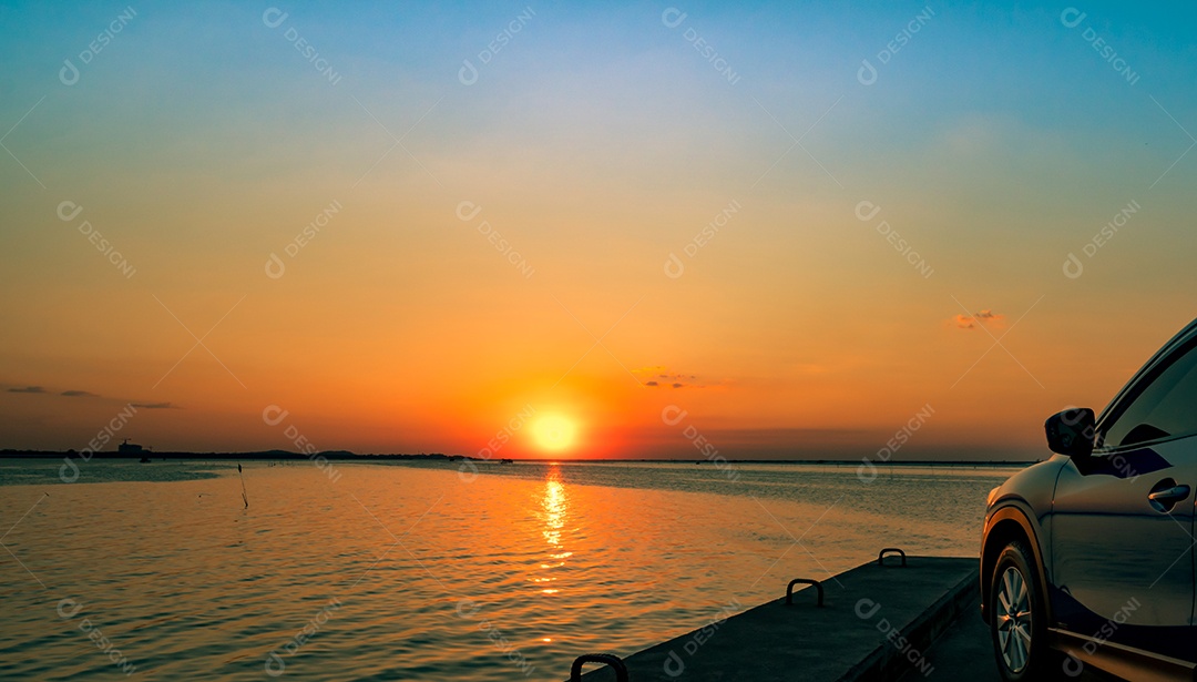 Carro SUV compacto azul com esporte e design moderno estacionado