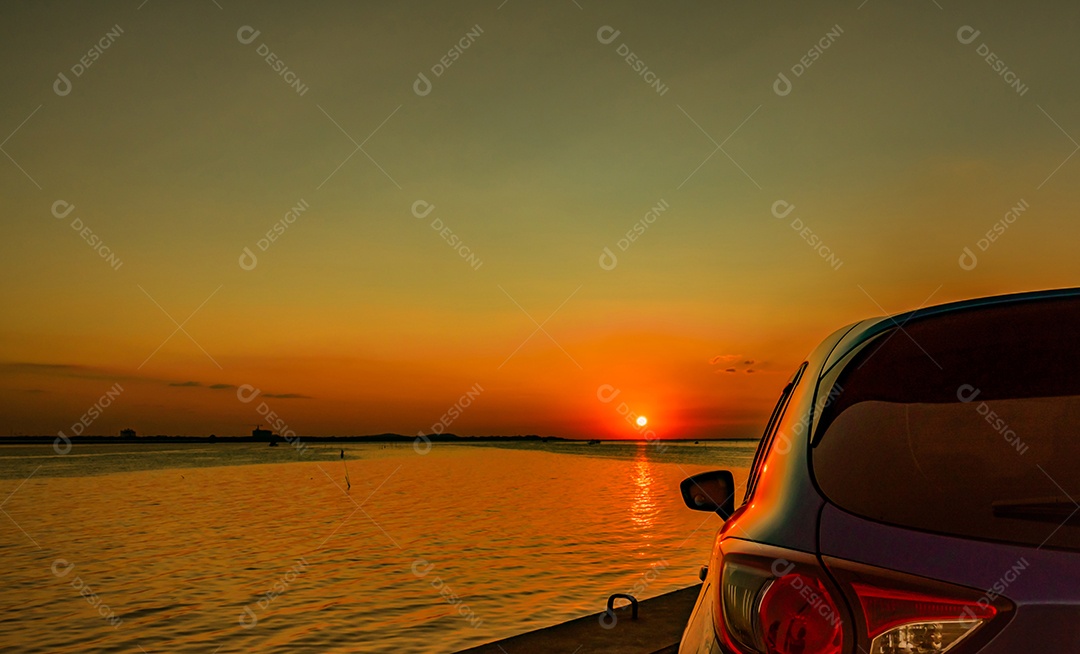 Cena traseira do carro SUV compacto azul com esporte e design moderno