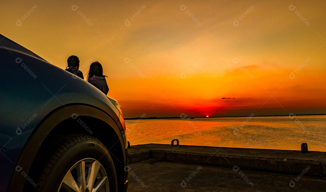 Silhueta de casal feliz em pé e relaxando na praia