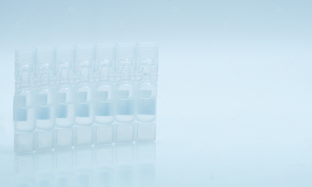 Lágrimas artificiais em recipiente de embalagem de uso diário