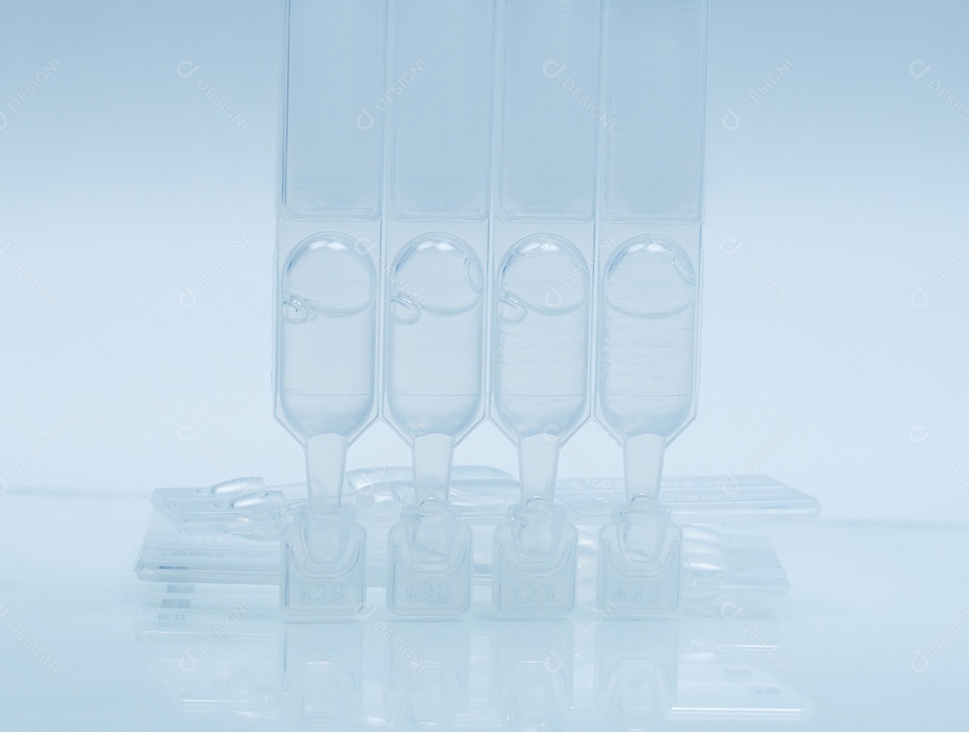 Lágrimas artificiais em recipiente de embalagem de uso diário