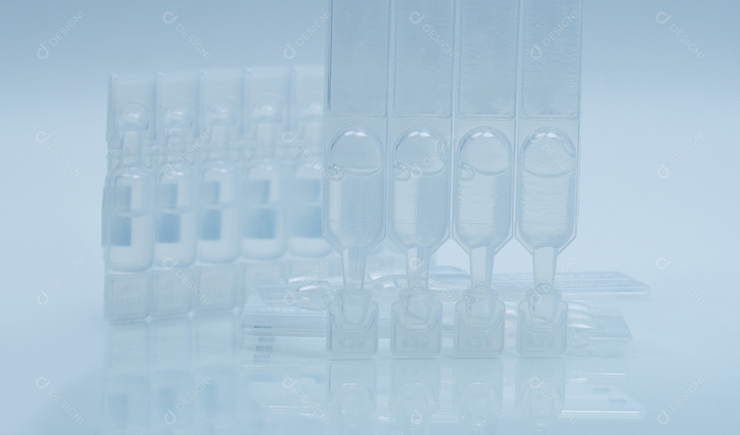 Lágrimas artificiais em recipiente de embalagem de uso diário