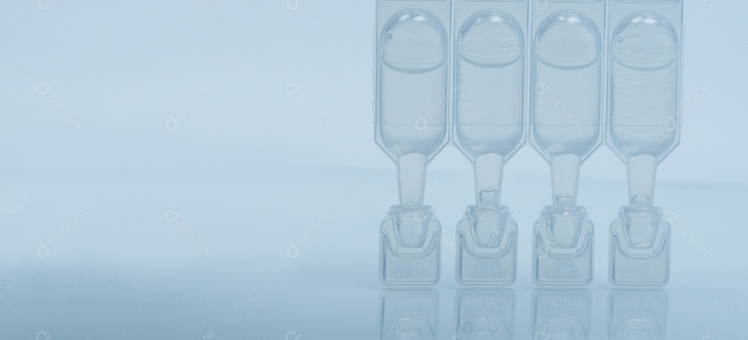 Lágrimas artificiais em recipiente de embalagem de uso diário