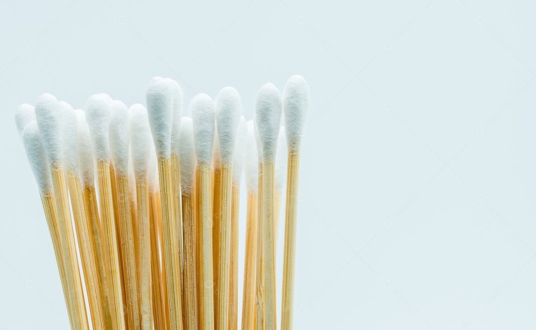 Varas de algodão isoladas no fundo branco com espaço de cópia