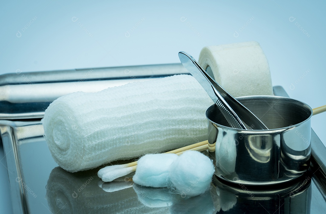 Curativo para tratamento de feridas em placa de aço inoxidável. Bola de algodão