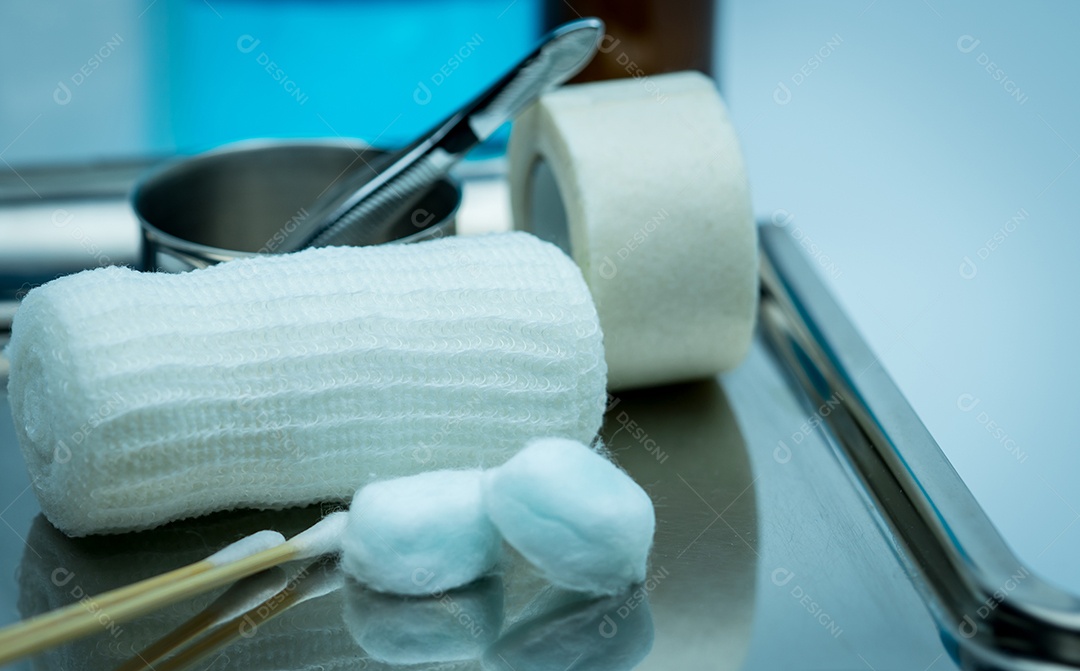 Curativo para tratamento de feridas em placa de aço inoxidável. Bola de algodão