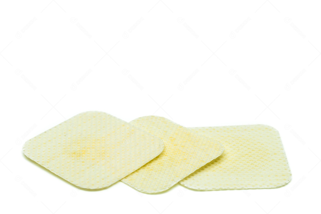 Remendo repelente de mosquitos expirado isolado no fundo branco.