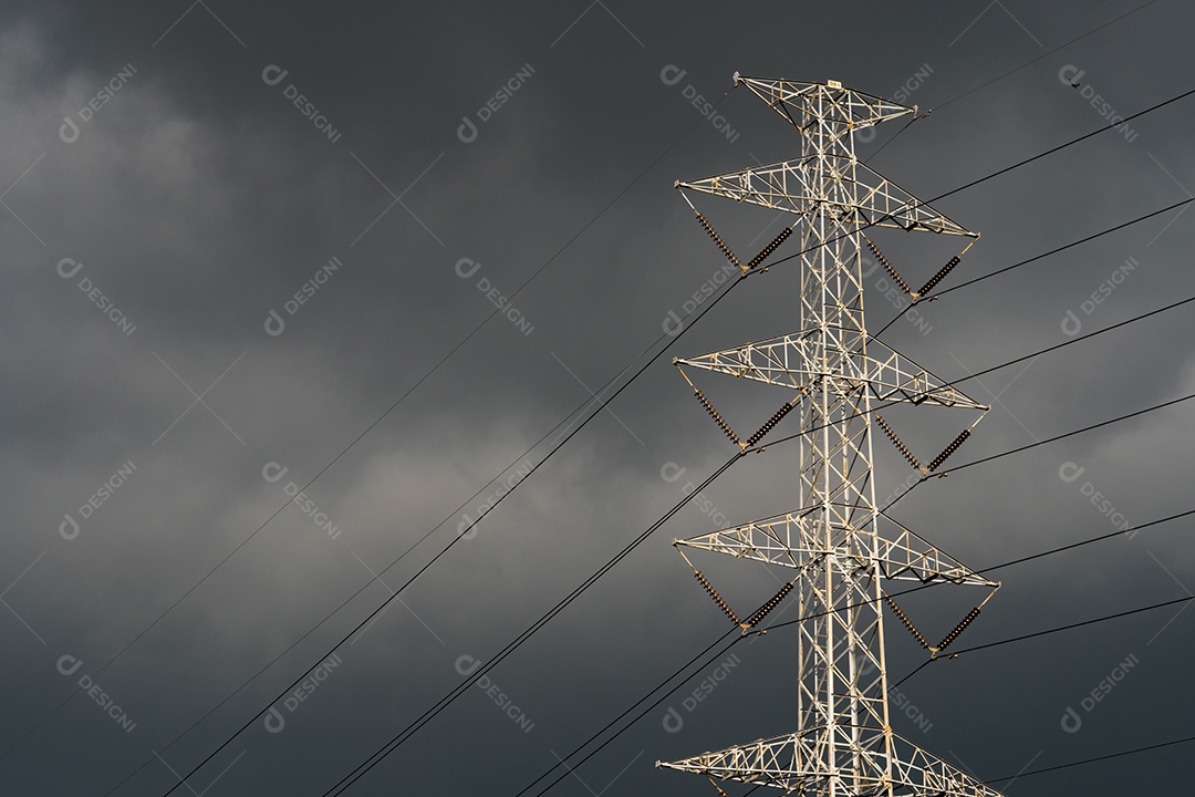Torre de alta tensão com cabo elétrico e céu escuro