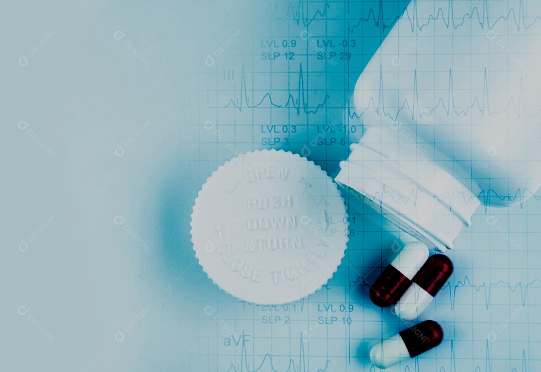 Comprimidos de cápsula e frasco aberto e papel de relatório EKG ou ECG (eletrocardiograma).