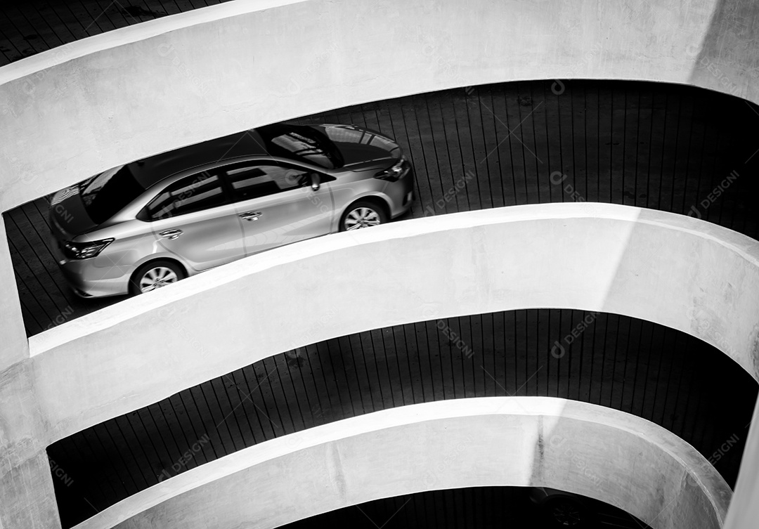 A arquitetura da curva espiral e caminho de inclinação para ir ao parque