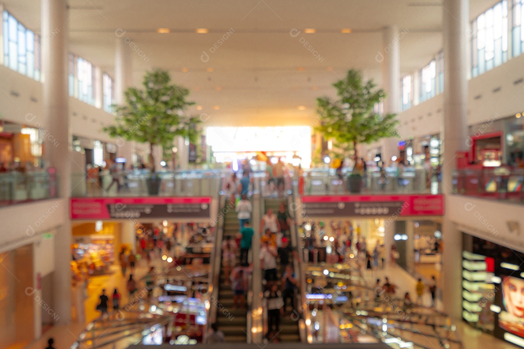 Fundo desfocado do shopping. Pessoas caminhando e fazendo compras