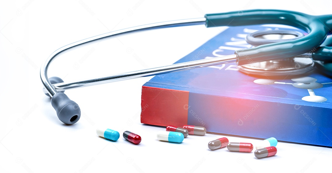 Estetoscópio colocado no livro de química medicinal e cápsula