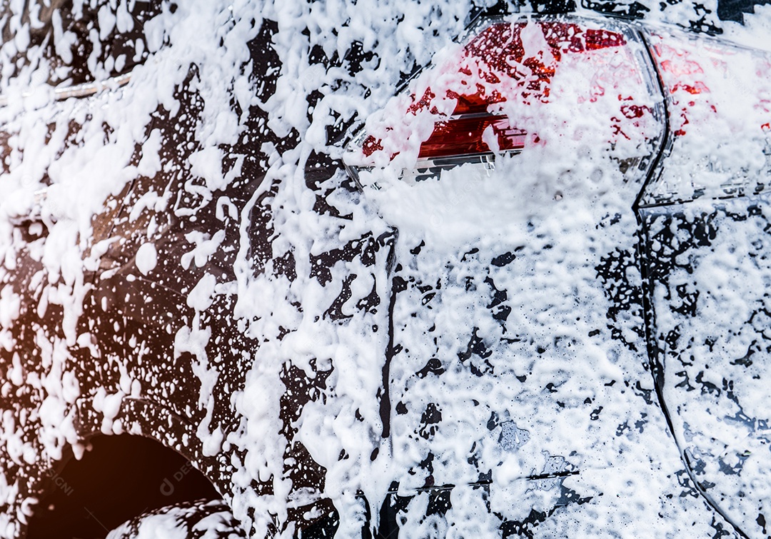 Vista traseira do carro SUV compacto preto com esporte e design moderno