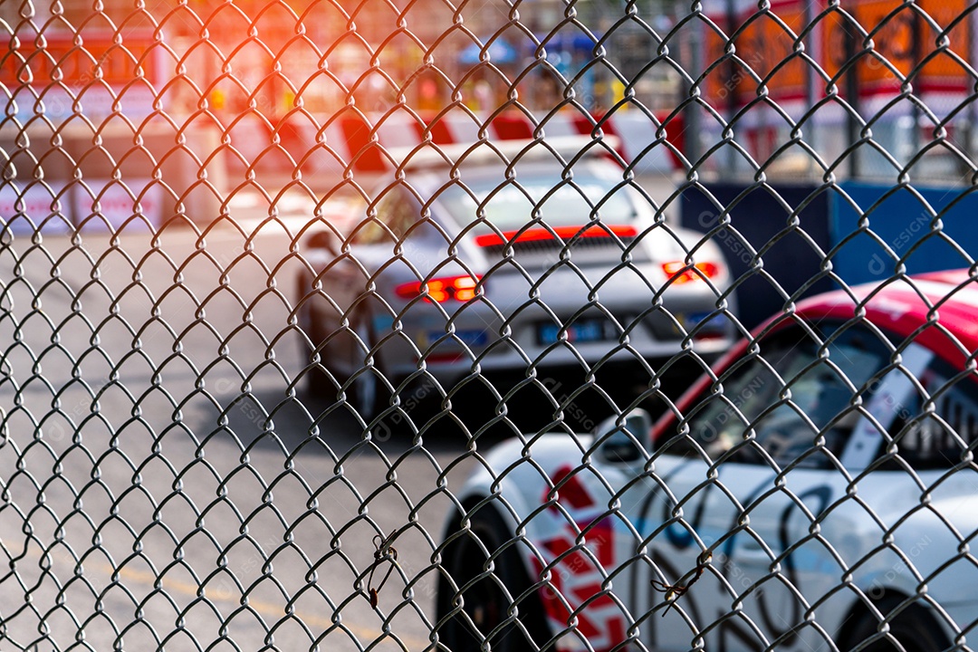 Corridas de carros de automobilismo na estrada de asfalto.