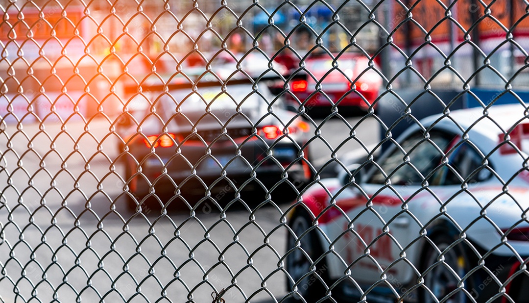 Corridas de carros de automobilismo na estrada de asfalto.