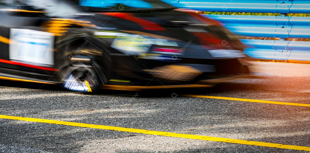 Corridas de carros esportivos na estrada asfaltada com cerca azul e amarelo