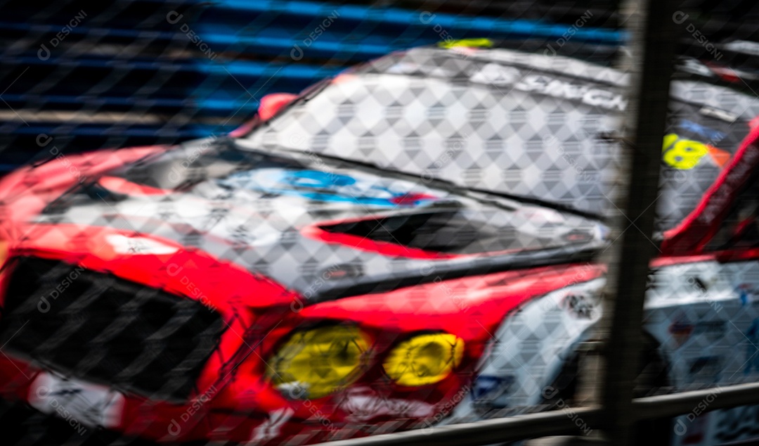 Imagem desfocada de rede de malha de vedação e carro na pista de corrida