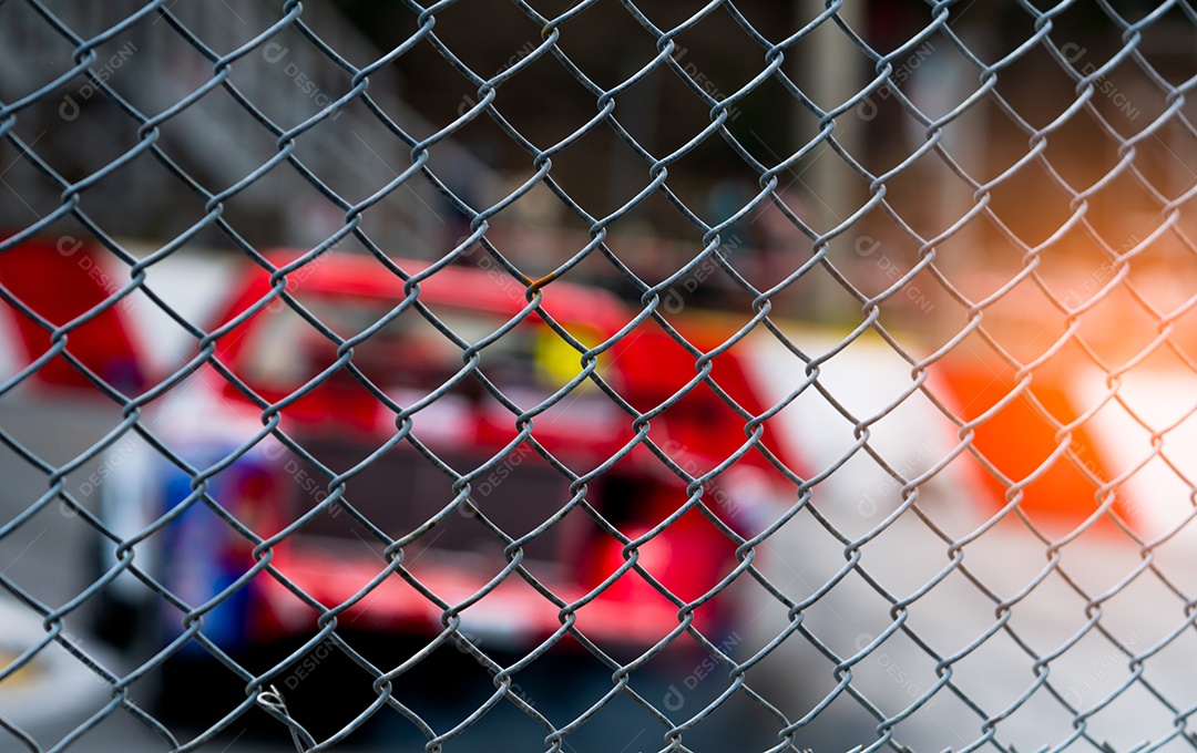 Corridas de carros de automobilismo na estrada de asfalto.