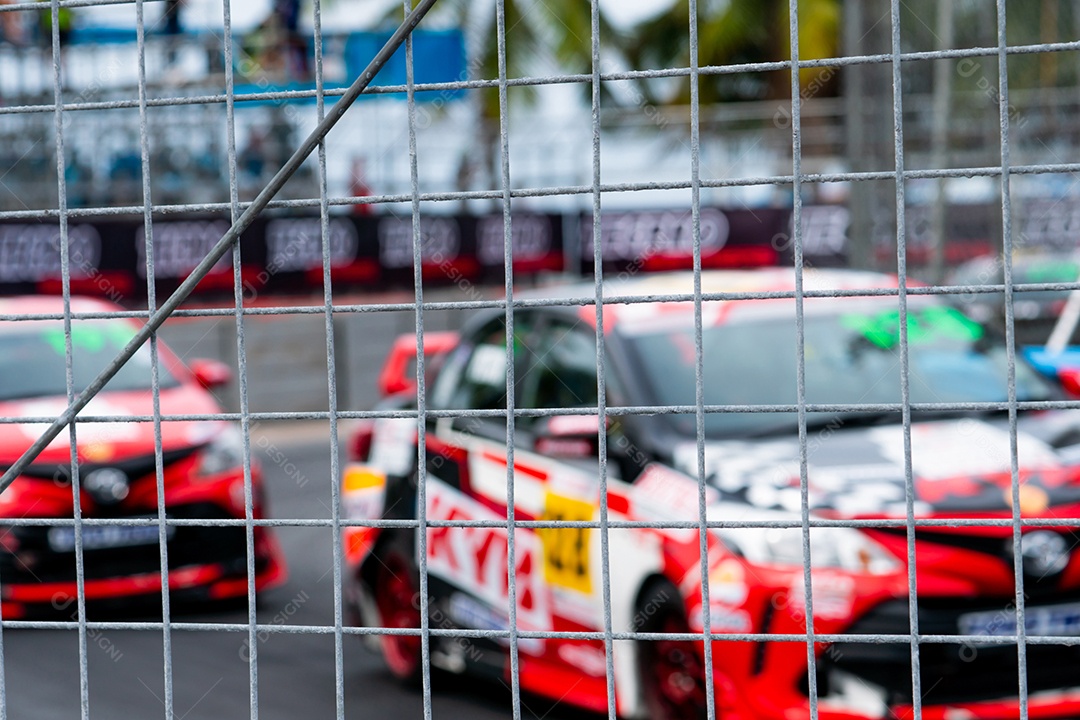 Corridas de carros de automobilismo na estrada de asfalto.