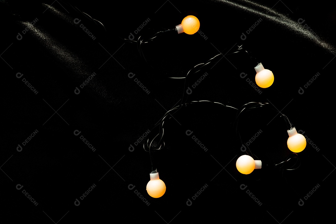 Luz da lâmpada de decoração com lã preta. Lâmpada de luz quente