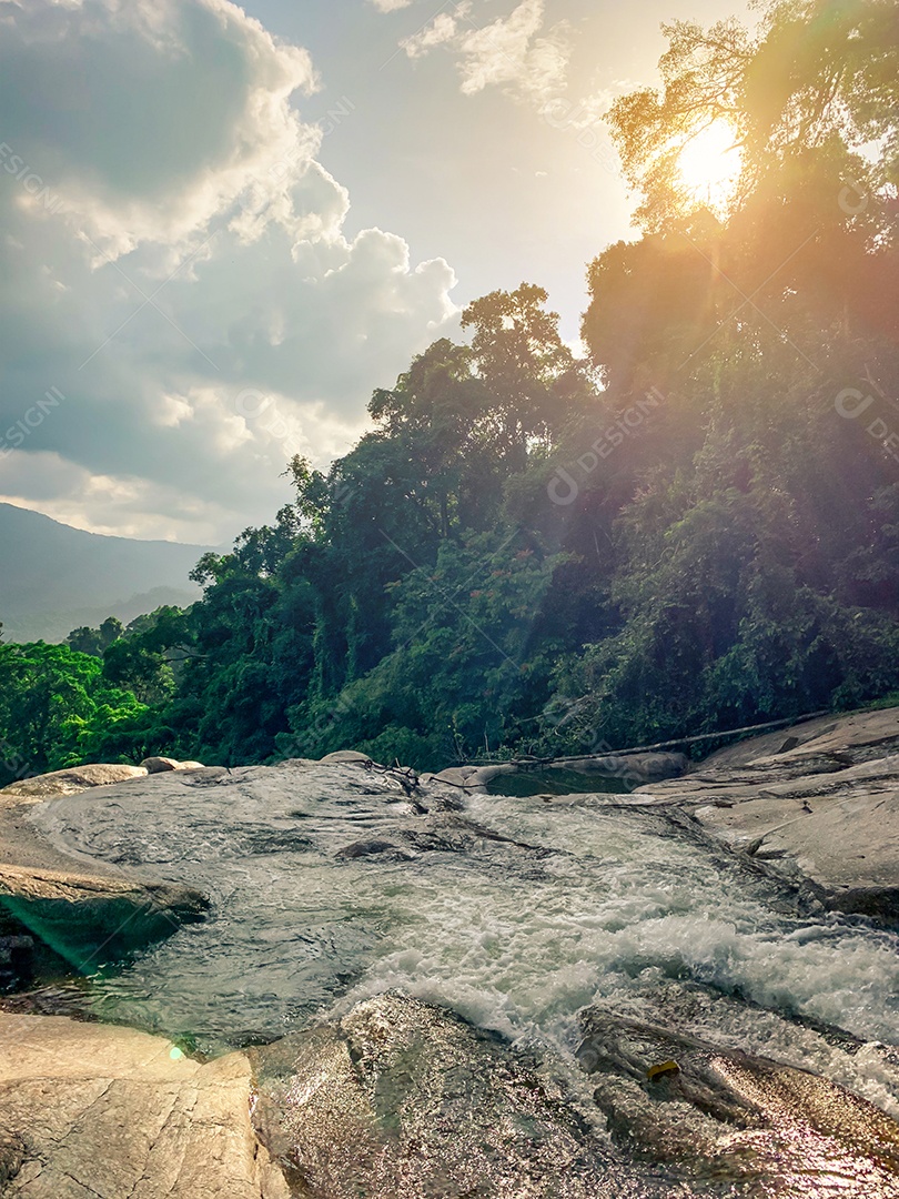 Bela cachoeira na montanha com céu azul e branco