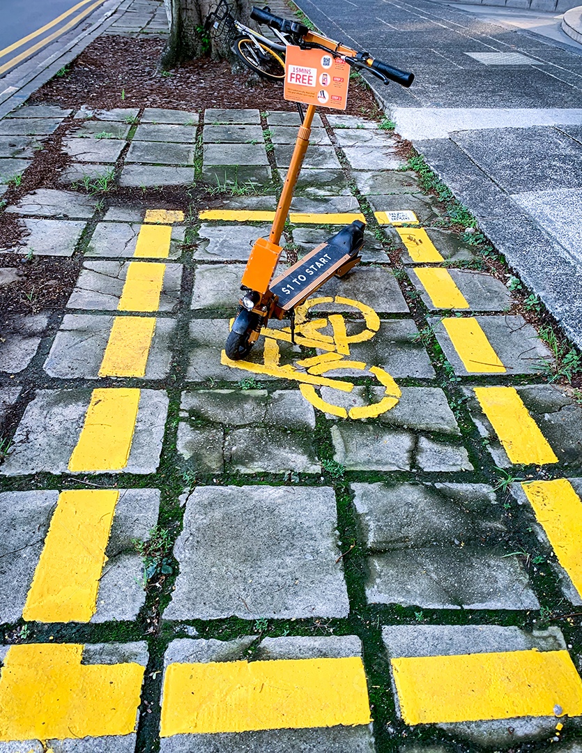 Aluguel de scooter elétrico ou e-scooter por aplicativo móvel.