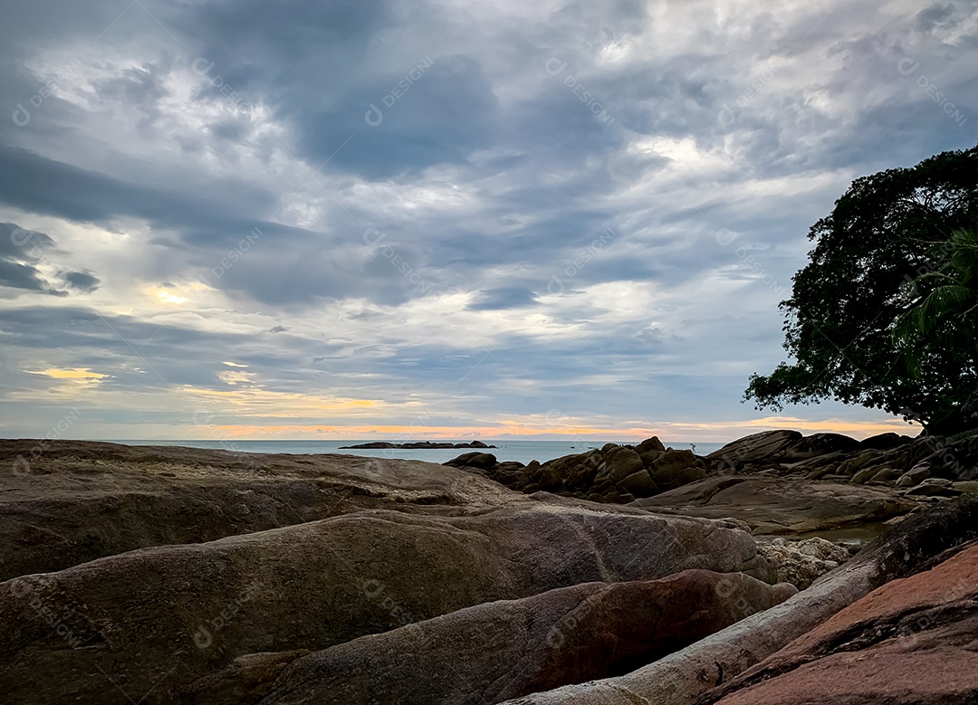 Praia da rocha pela manhã com lindo céu do nascer do sol. Grande pedra