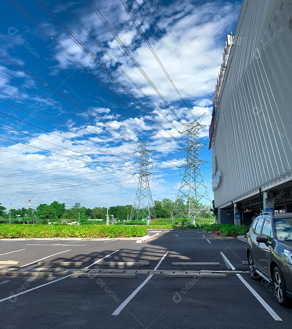 Vaga de estacionamento no shopping para atendimento ao cliente. Ar livre