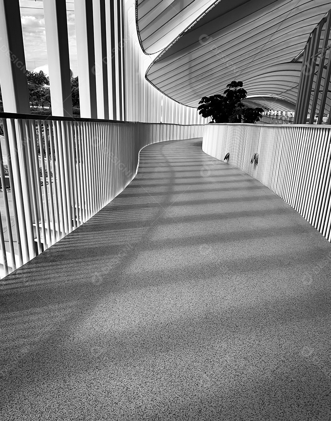 Passagem vazia entre edifícios. Cena preto e branco do moderno