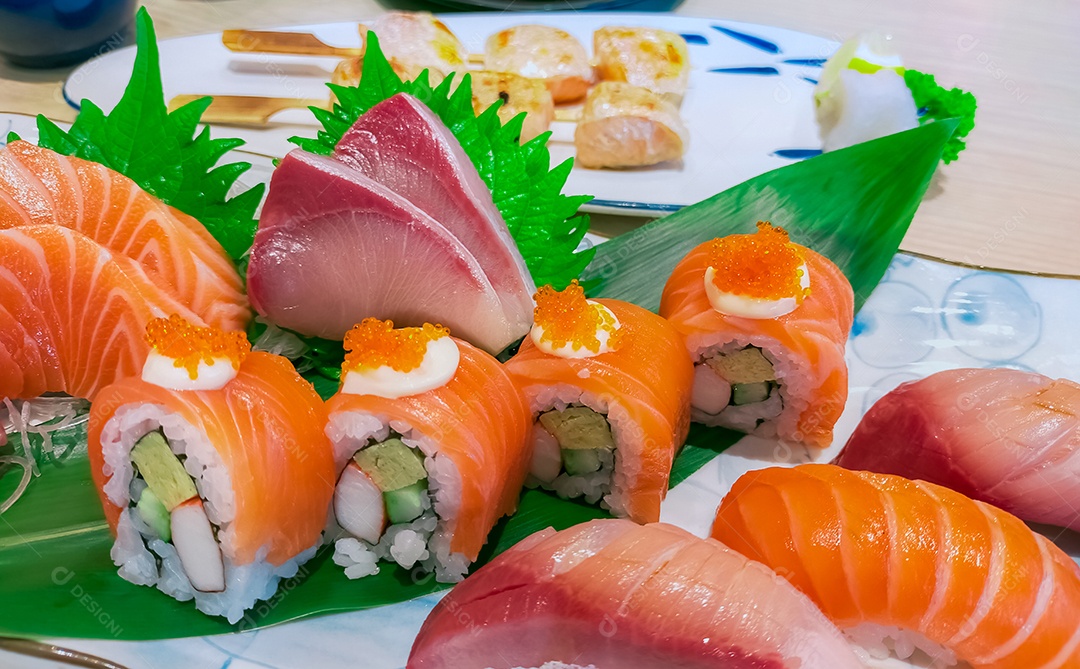 Combinação de comida japonesa em prato branco. Sushi de salmão, sashimi