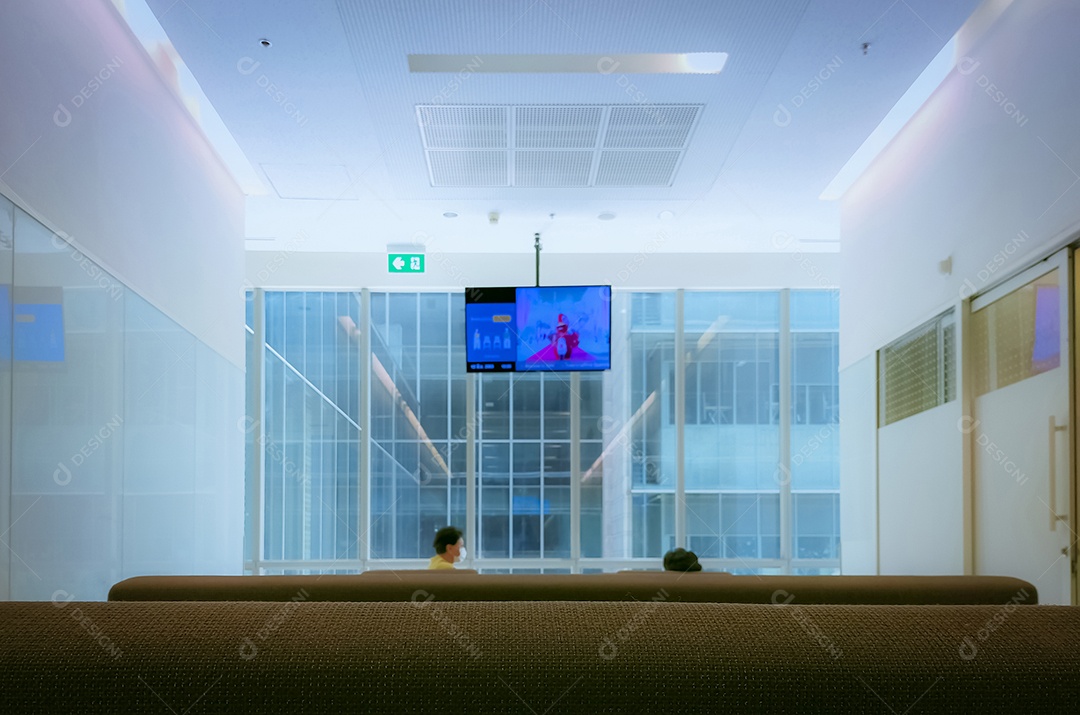 Vista do sofá de tecido para uma mulher asiática desfocada