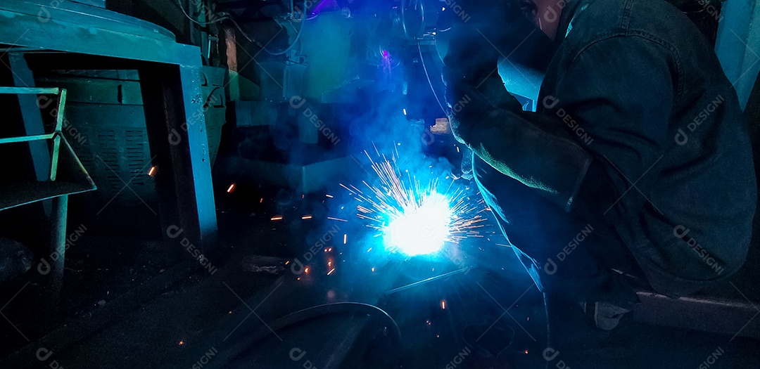 Soldador de solda de metal com máquina de solda de arco de argônio e solda