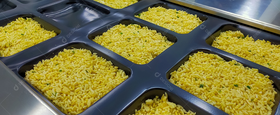 Arroz frito congelado com ovo em bandeja de plástico à espera de vedação superior