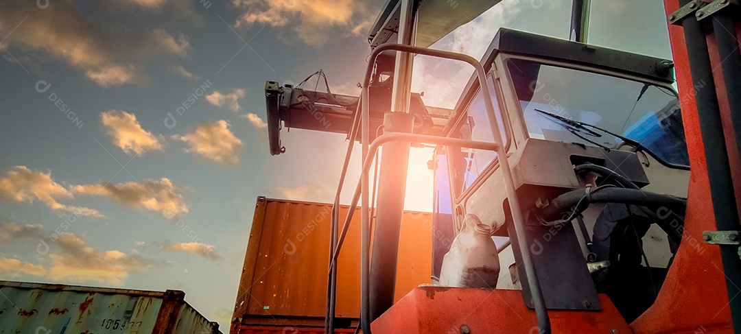 Alcançar o contêiner de elevação do empilhador. O manuseio de empilhadeiras