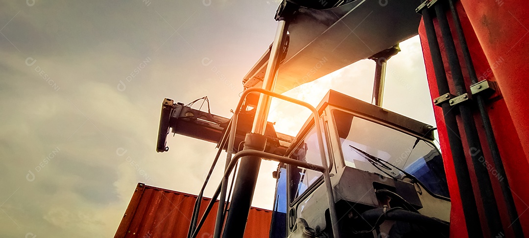 Alcançar o contêiner de elevação do empilhador. O manuseio de empilhadeiras