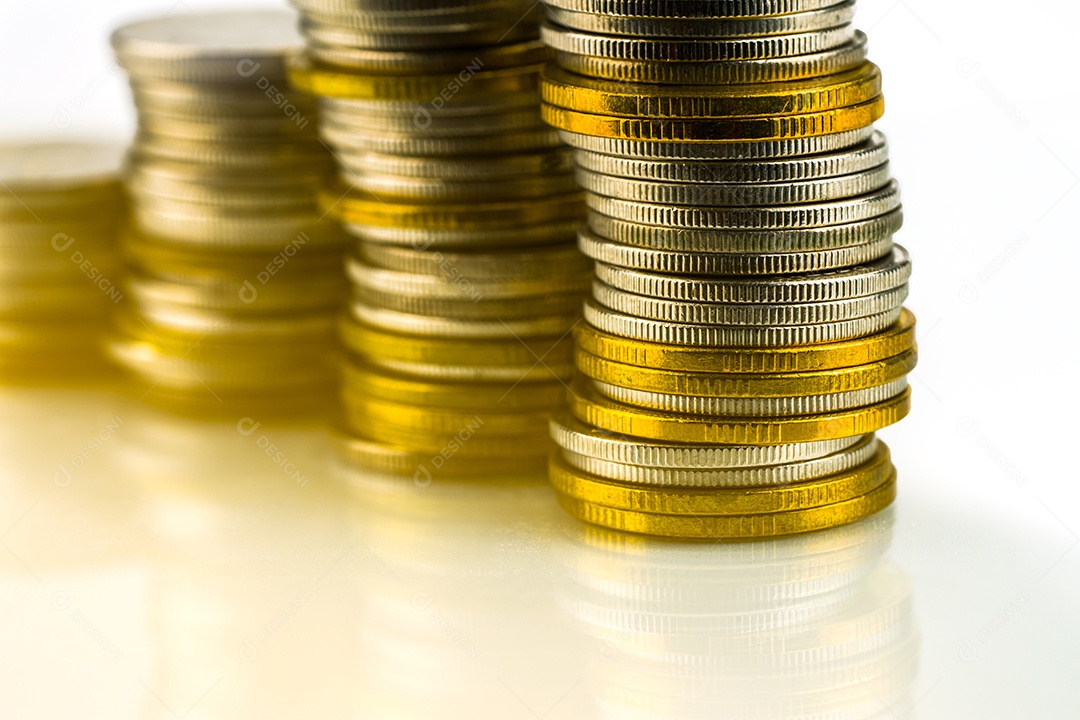 Detalhe de tiro macro de pilhas de moedas douradas e prateadas