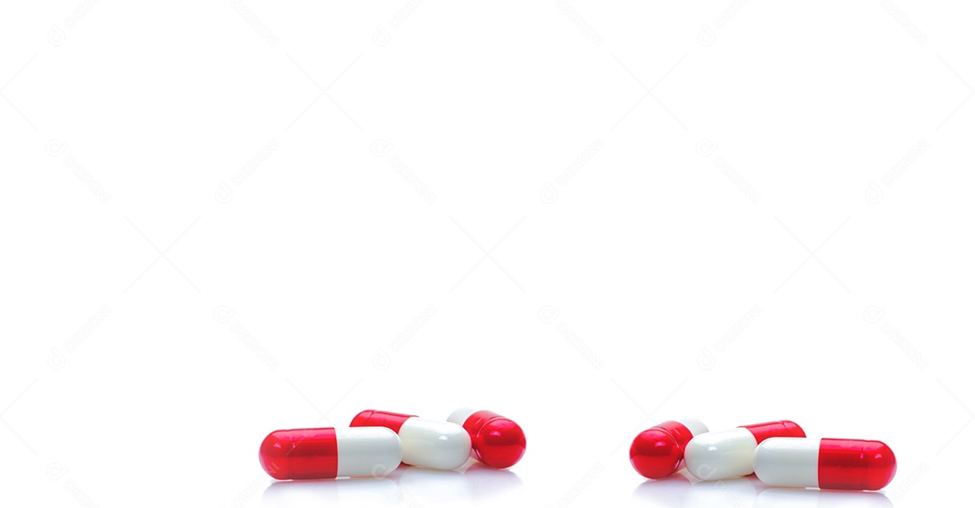Grupo de comprimidos de cápsulas vermelho-branco em fundo branco horizontal.