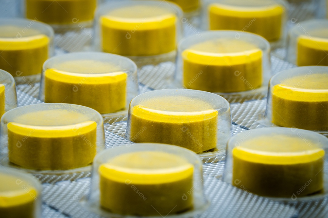 Detalhe de tiro macro da pílula de comprimidos amarelos em blister.