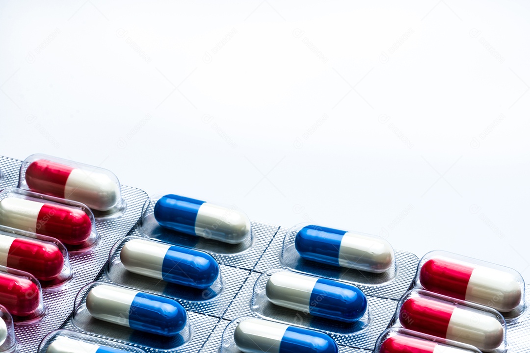 Comprimidos de cápsula de antibióticos em blister isolados no fundo branco