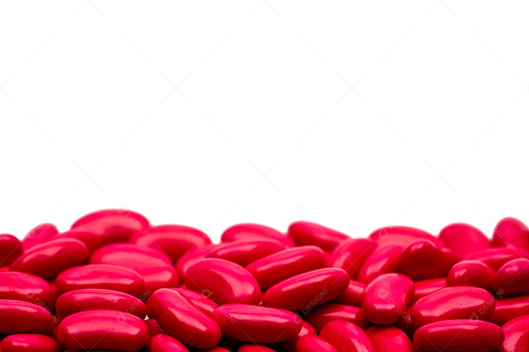 Detalhe de tiro macro de comprimidos revestidos de açúcar em forma de rim vermelho