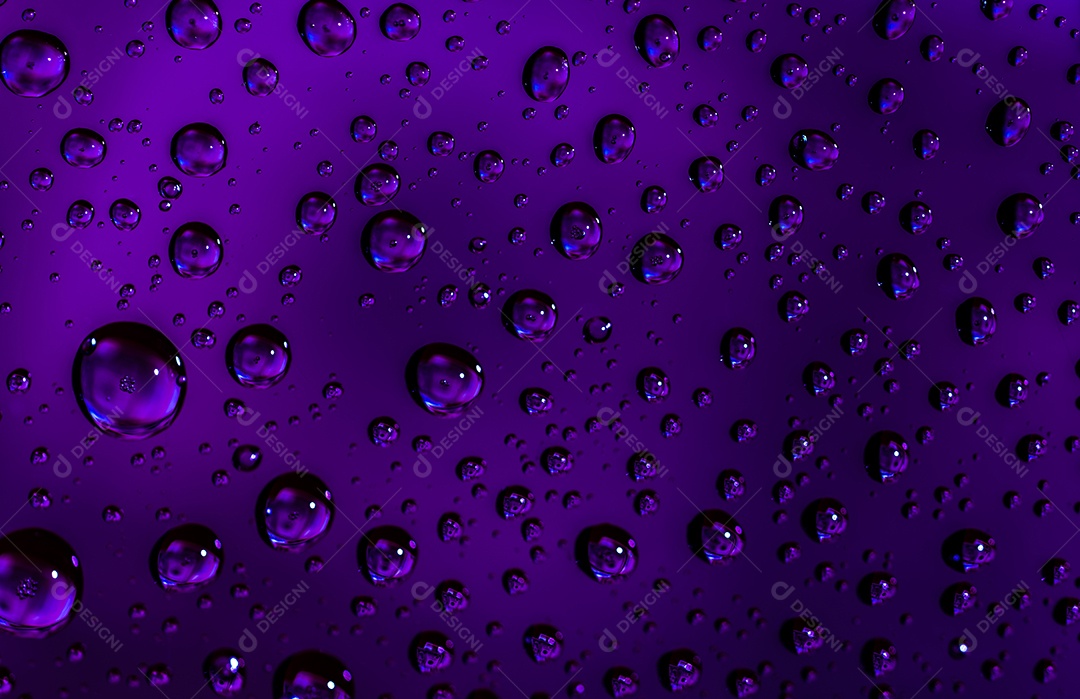 Reflexão de detalhe de tiro macro de notas de dólares em gotas de água.