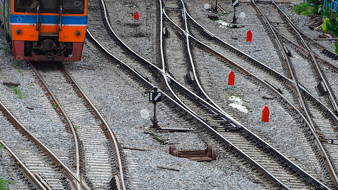 Trilho de trem e sinal de trânsito entre a ferrovia. Viagem de trem.