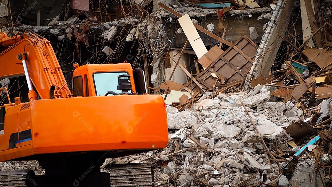 Edifício destruído industrial. Demolição de edifícios por explosão.