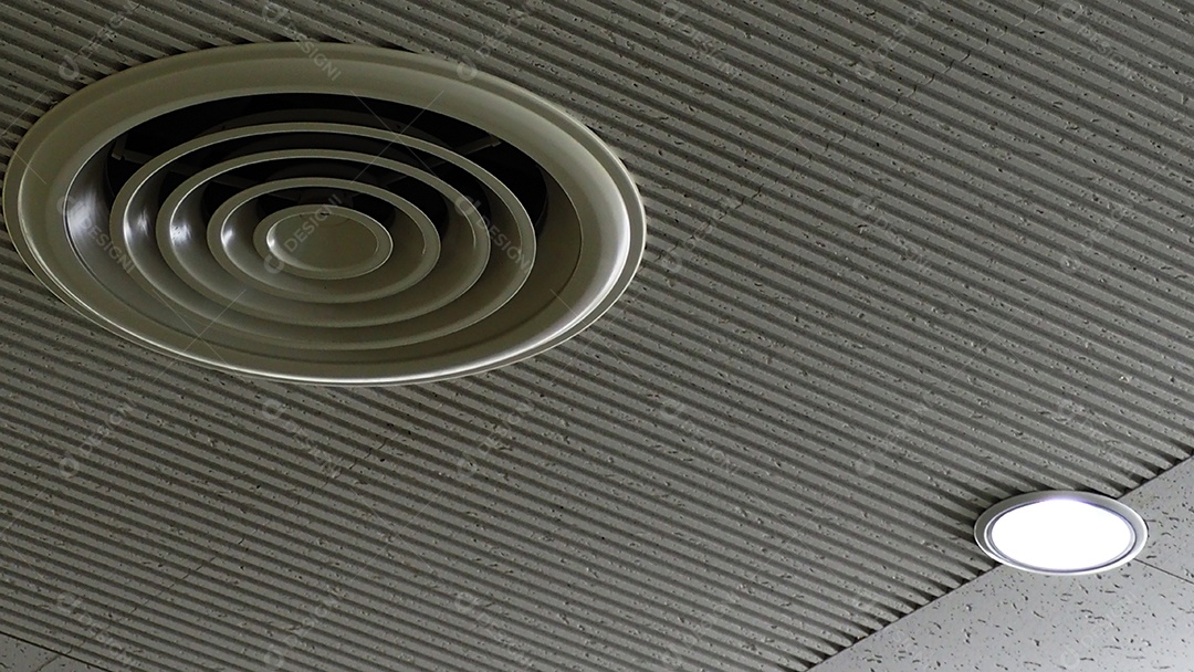 Duto de ar no teto do shopping ou hospital. entradas de ar condicionado