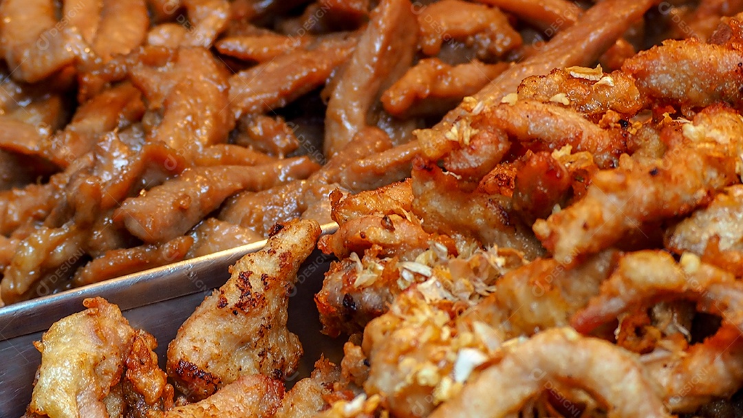 Carne de porco frita com alho frito. Comida asiática. Cozinha tailandesa.