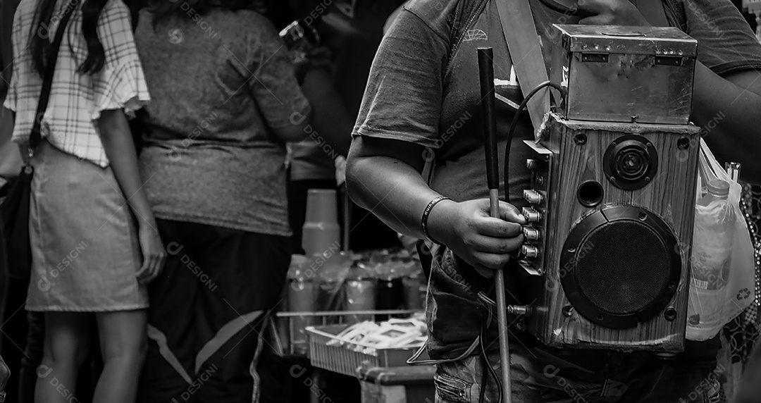 Os deficientes visuais cantam por dinheiro no mercado na Tailândia.