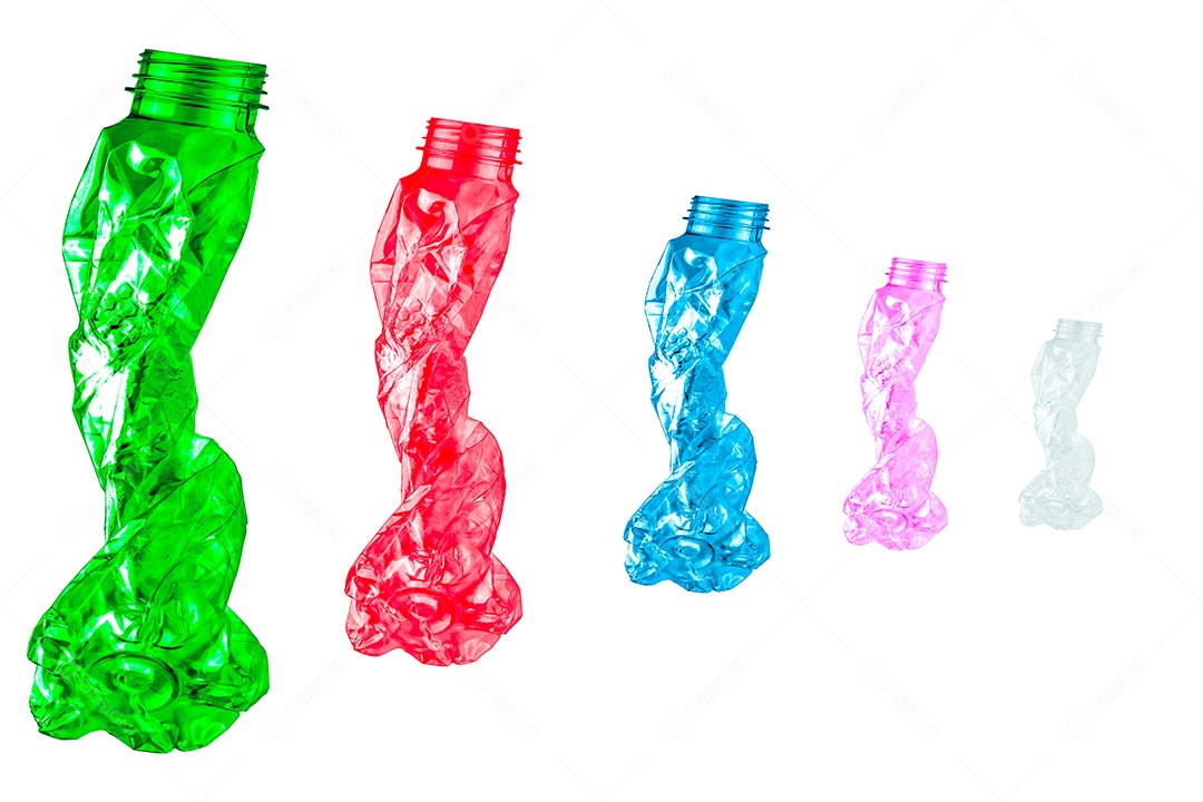 Garrafas de plástico retorcidas verdes, vermelhas, azuis