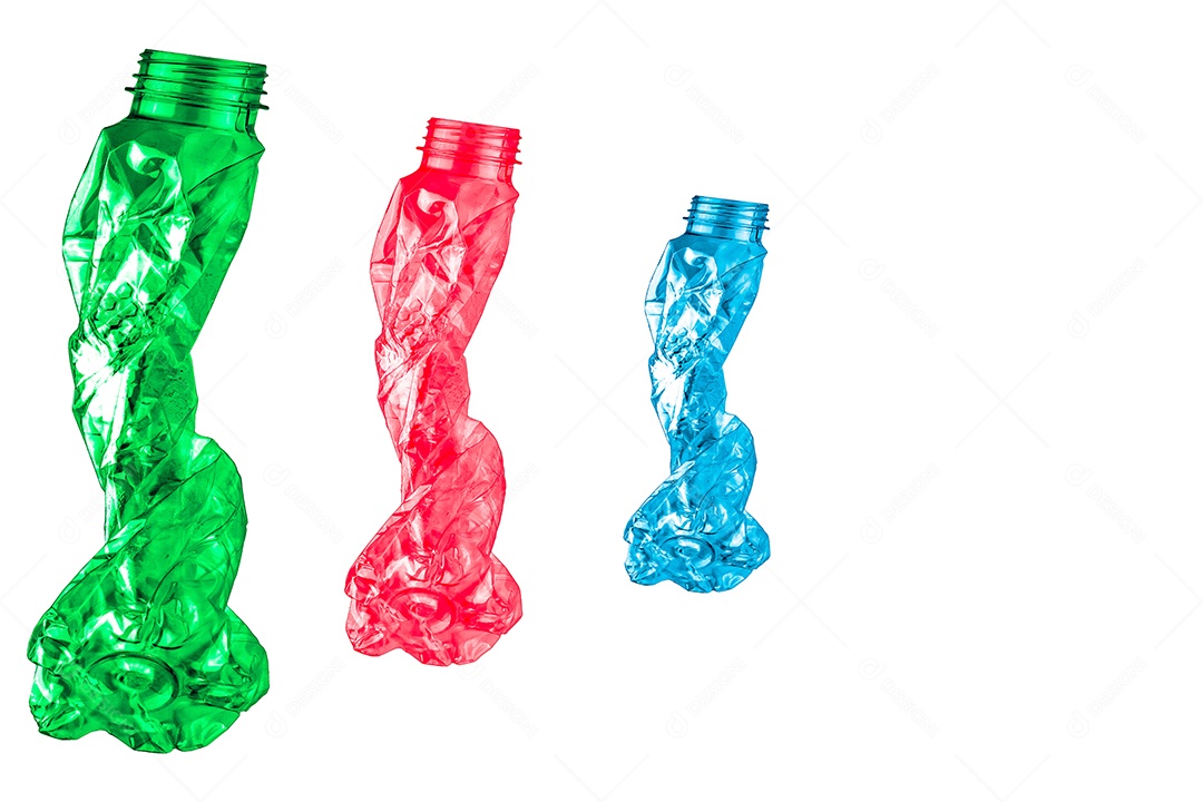Garrafas de plástico retorcidas verdes, vermelhas e azuis